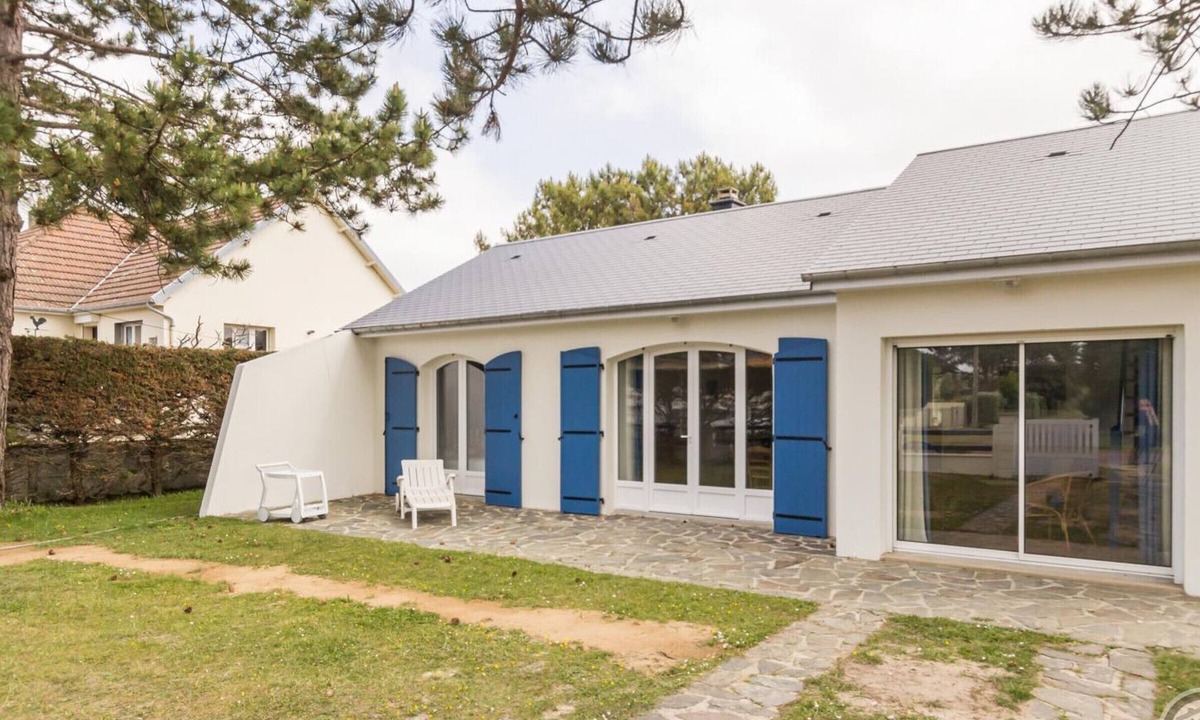 Saint-Germain-sur-Ay Cottage | Charming seaside house with terrace in Saint-Germain-sur-Ay