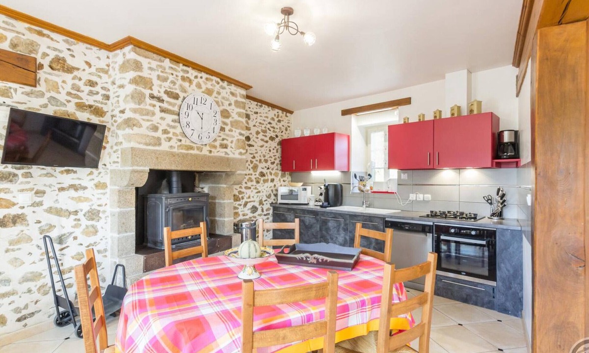 Montsurvent Cottage | Charming stone house with BBQ and garden