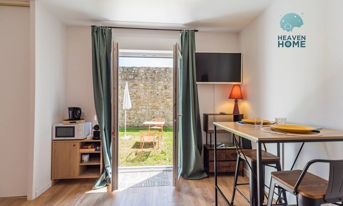 Guingamp Apartment | Charming studio with garden, Guingamp town centre