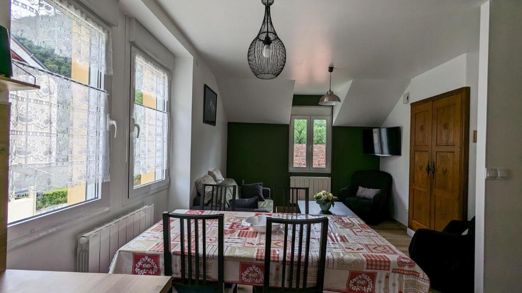 Savignac-les-Ormeaux Apartment | Chez Thythy - 8 La Capelette