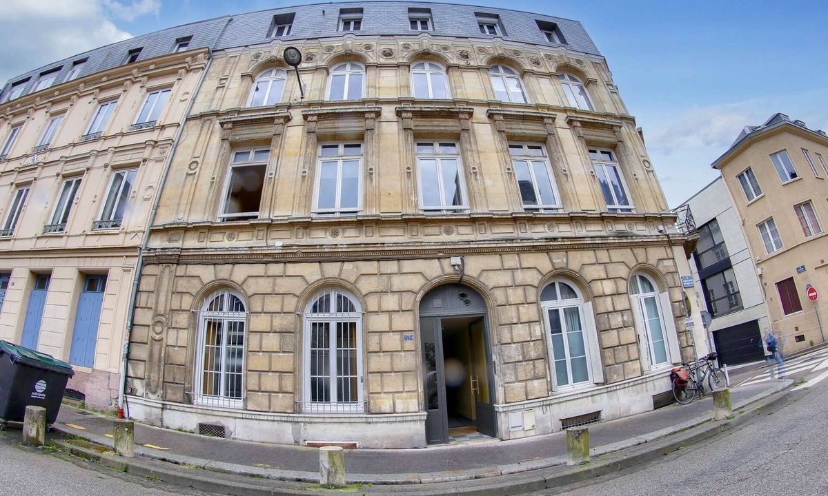 Quartier Pasteur Apartment | Chic apartment with mezzanine