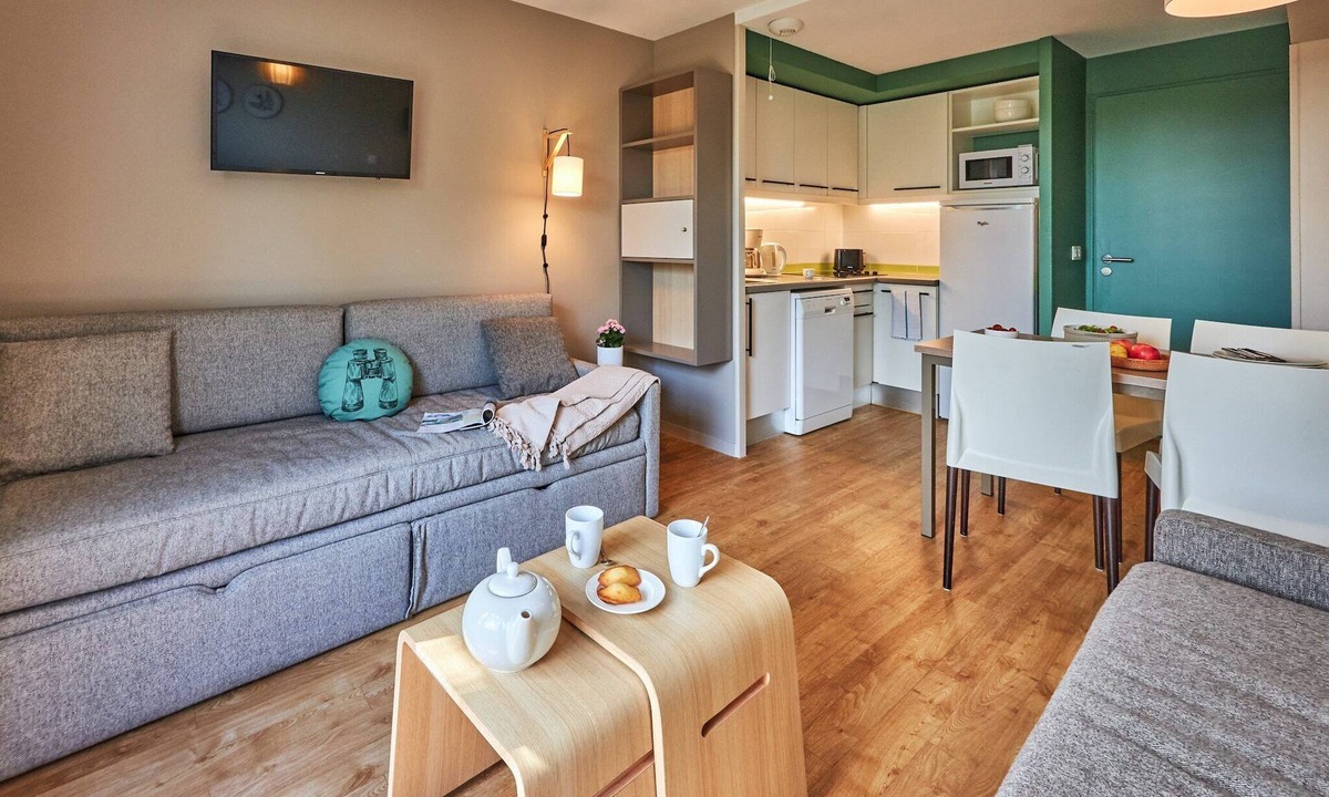 Courseulles-sur-Mer House | Coastal Chalet for 6 with Pool