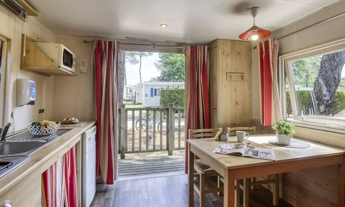 Crach Cabin | Comfort 3-Room Travel Trailer for 4 People