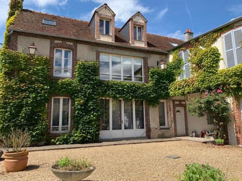 Montreuil Apartment | Comfort and Quiet Getaway by the Eure