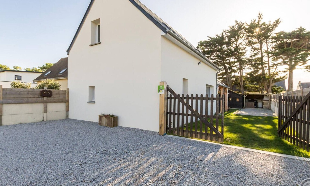Saint-Germain-sur-Ay Cottage | Comfortable house, pets allowed - 8 guests