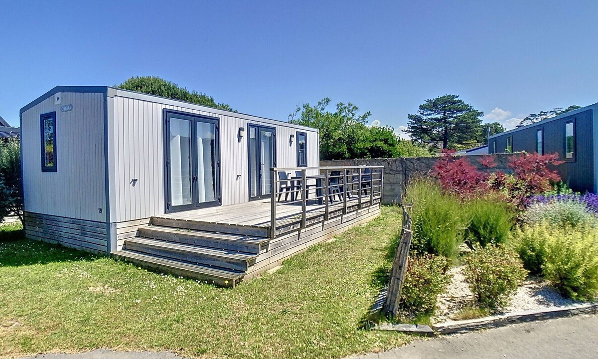 Jullouville-les-Pins House | Comfortable 2-Bedroom Mobile Home, 200m from Beach, Pool, WiFi, Parking