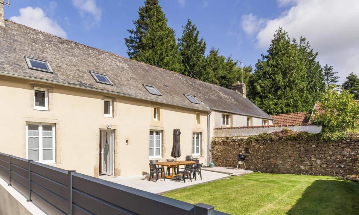 Teurtheville-Bocage Cottage | Comfortable South-Facing House with 3 Bedrooms and Parking
