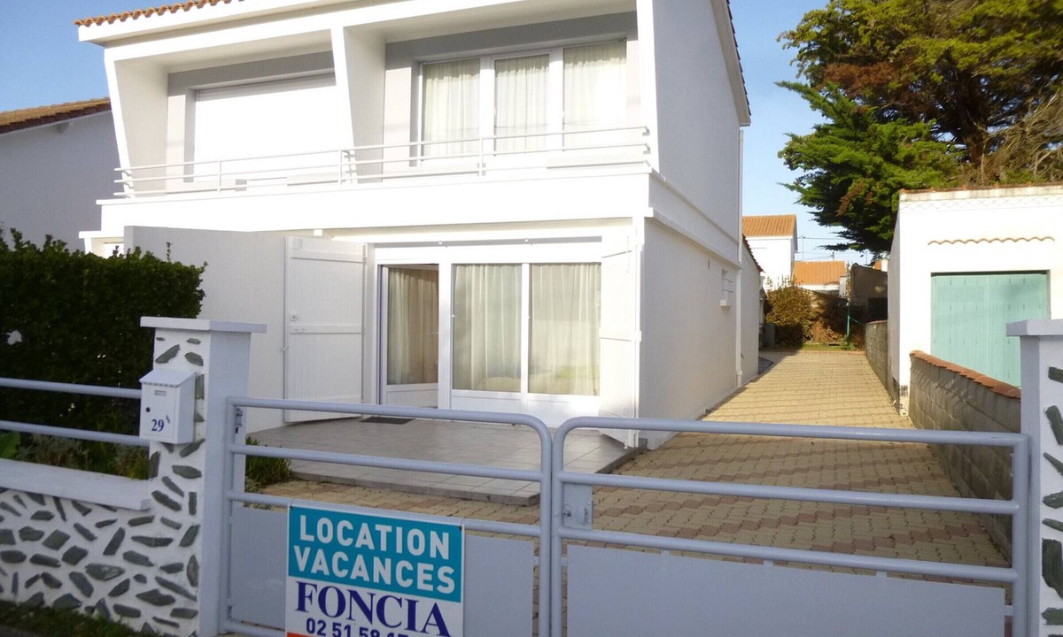 Fromentine House | Comfortable Villa Steps from Beach, Forest & Shops – Sleeps 5