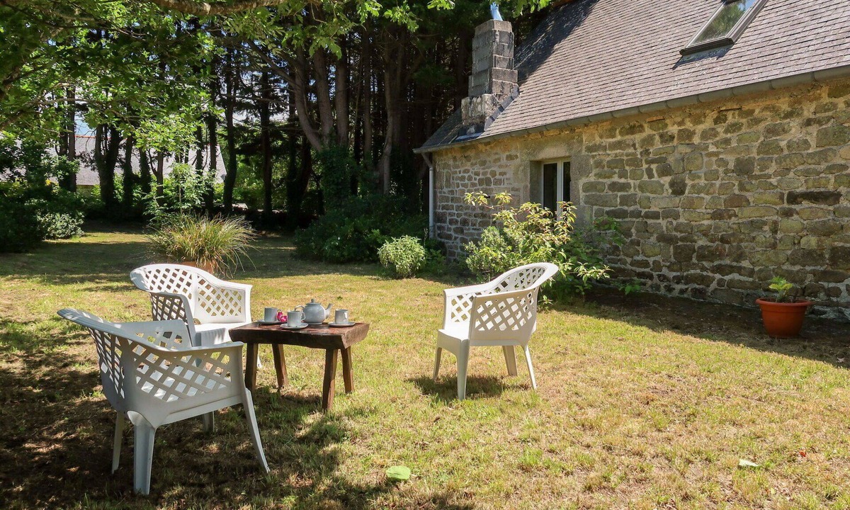 Pont-l'Abbe Villa | Cosy apartment in villa for 6 guests with terrace and pets allowed