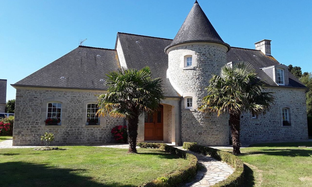 Picauville Bed & Breakfast | Country House 'La Tourelle De La Croix' with Private Garden