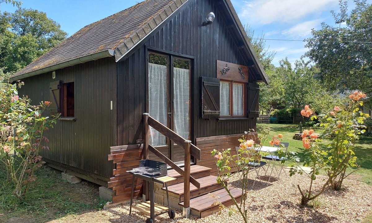 Chateaudun Cottage | Cozy and romantic chalet with terrace in Eure-et-Loir