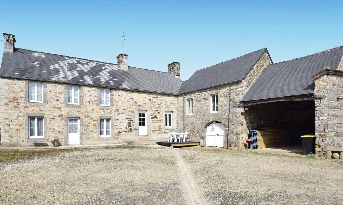 Saint-Christophe-du-Foc House | Cozy home in Saint-Christophe-du-Foc with WiFi