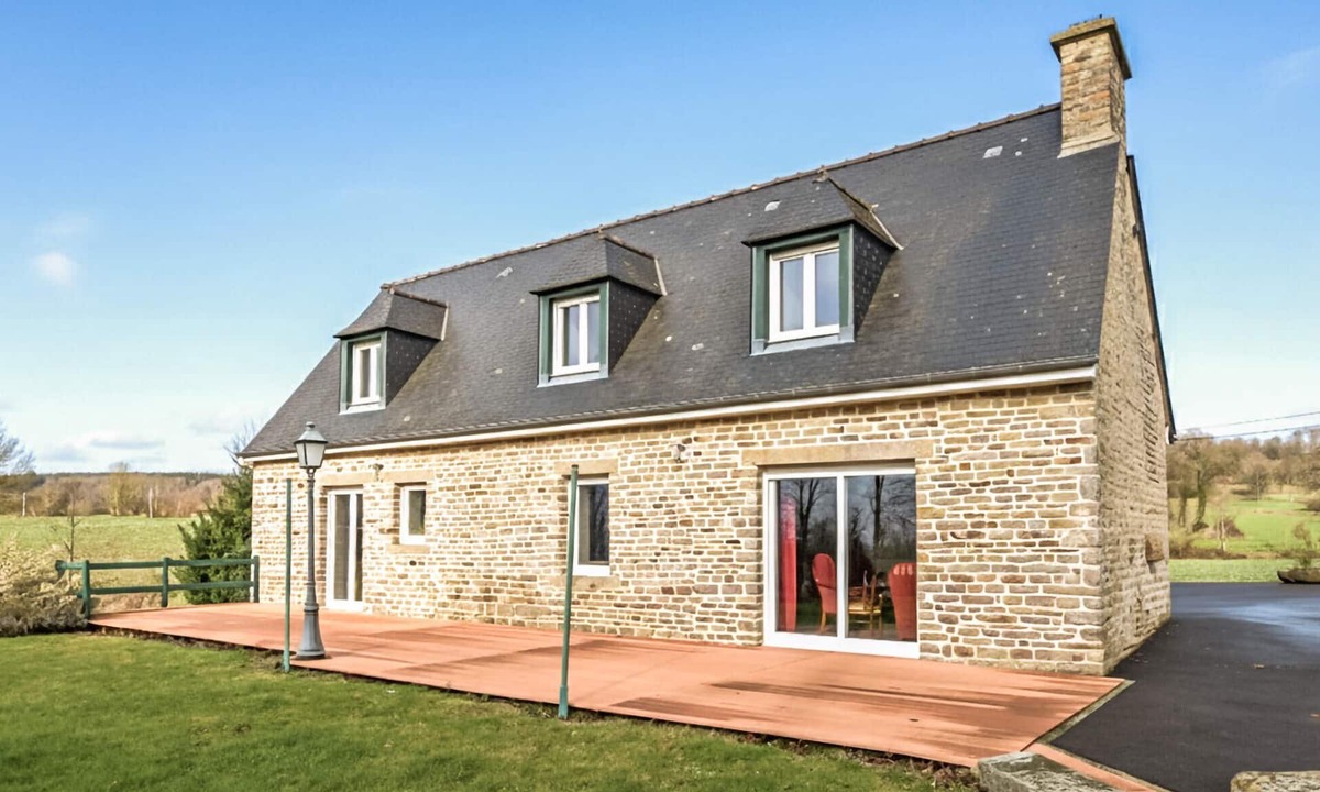 Montchamp House | Cozy home in MONTCHAMP VALDALLIERE with WiFi