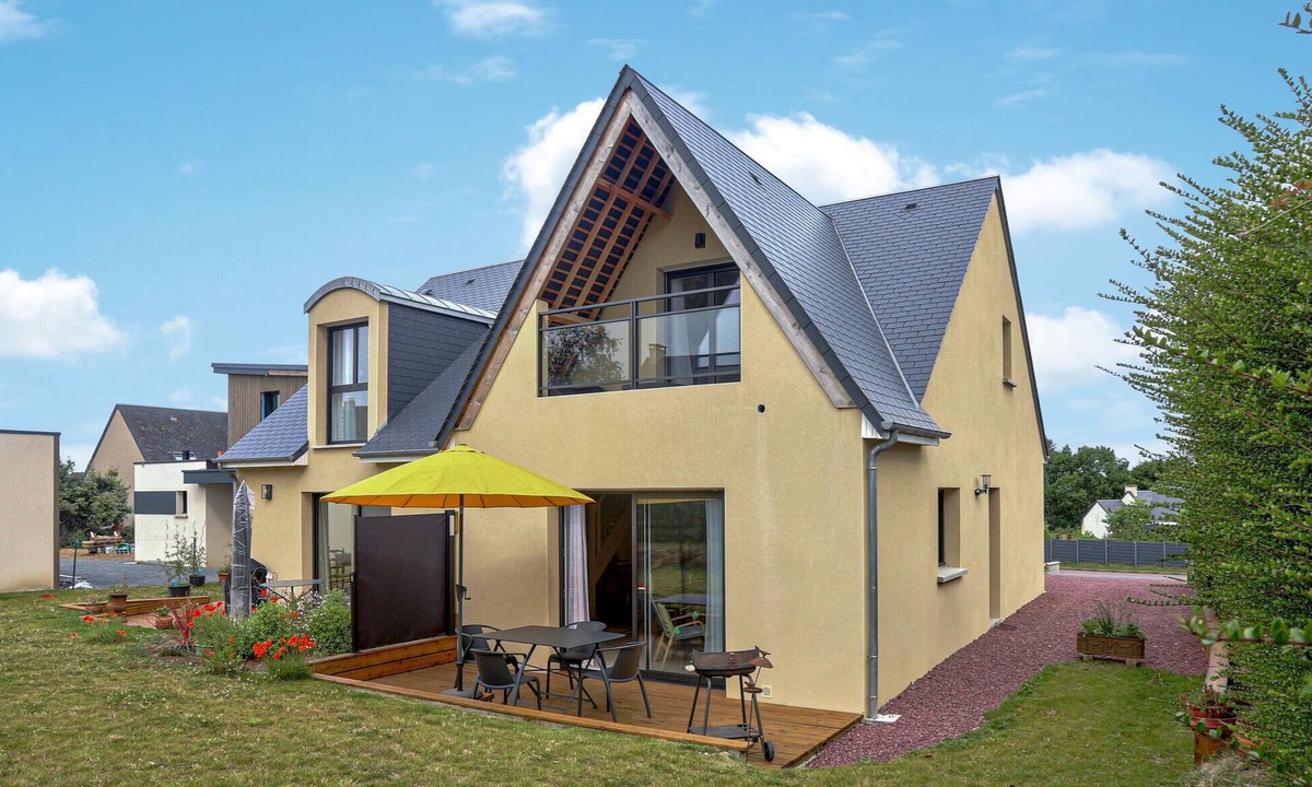 Gouville-sur-Mer House | Cozy home in Gouville-sur-Mer with WiFi