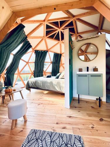 Briouze House | Dôme avec vue nature - Petit-déjeuner & spa inclus