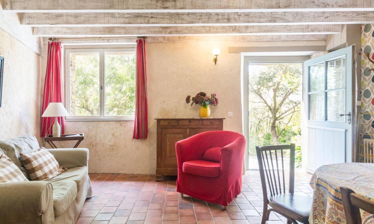 Bretteville-sur-Ay Cottage | Eco-friendly cottage with parking and retro charm in Normandy