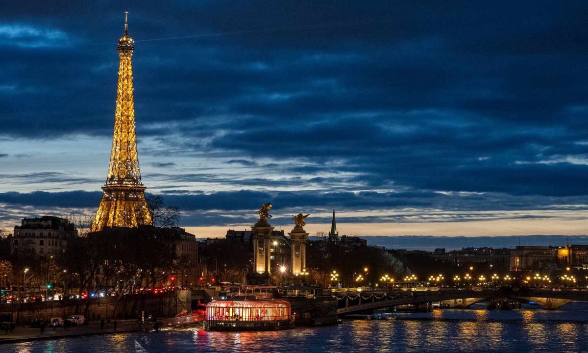 Faubourg Saint-Germain Apartment | EIFFEL TOWER VIEWS STUDIO APARTMENT WITH BALCONY