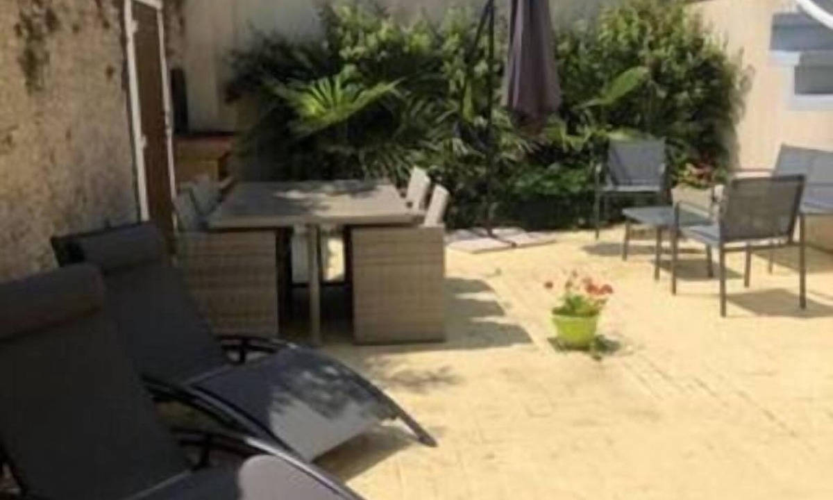Ver-sur-Mer Apartment | Eléonore, duplex, shared courtyard near sea (3)