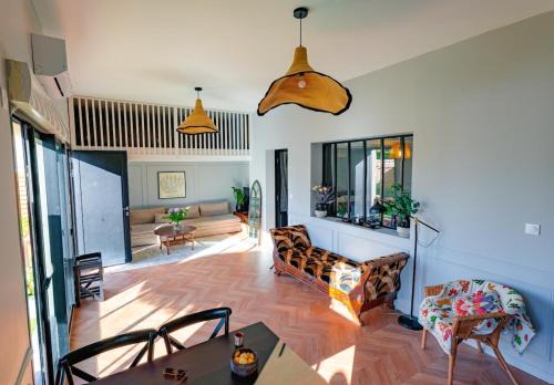 Joue-les-Tours House | Elegant house, private garden, and hot tub