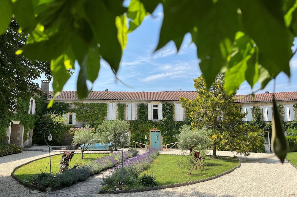 Dirac House | Exceptional house & green setting with a view