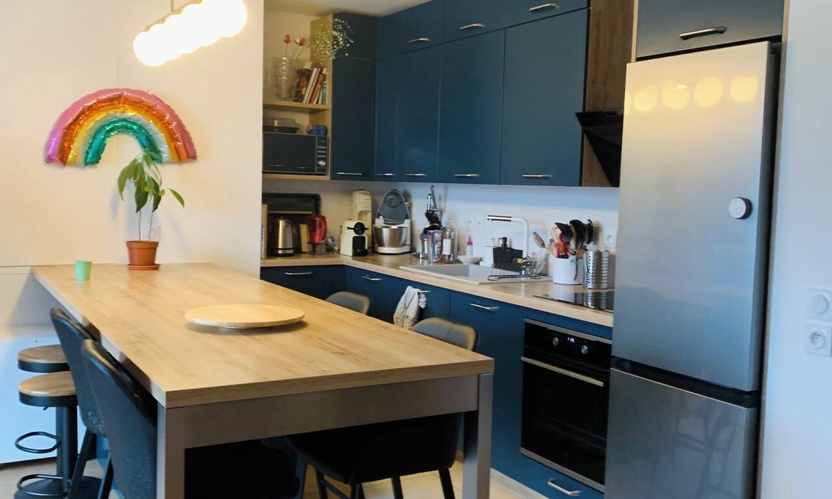 Clichy Apartment | Family Apartment—sleeps 6—parking and balcony—near Paris