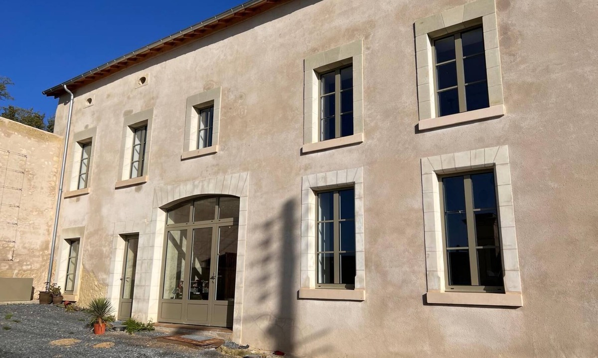 La Roche-Clermault Bed & Breakfast | Family suite in troglodyte house with access to indoor swimming pool