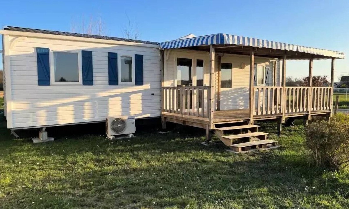 Brehemont House | Flower Camping Loire et Châteaux * - Mobile Home Premium 41m2 (3 bedrooms-6 people) + 2 bathrooms + air conditioning + covered terrace + LVS 6 people