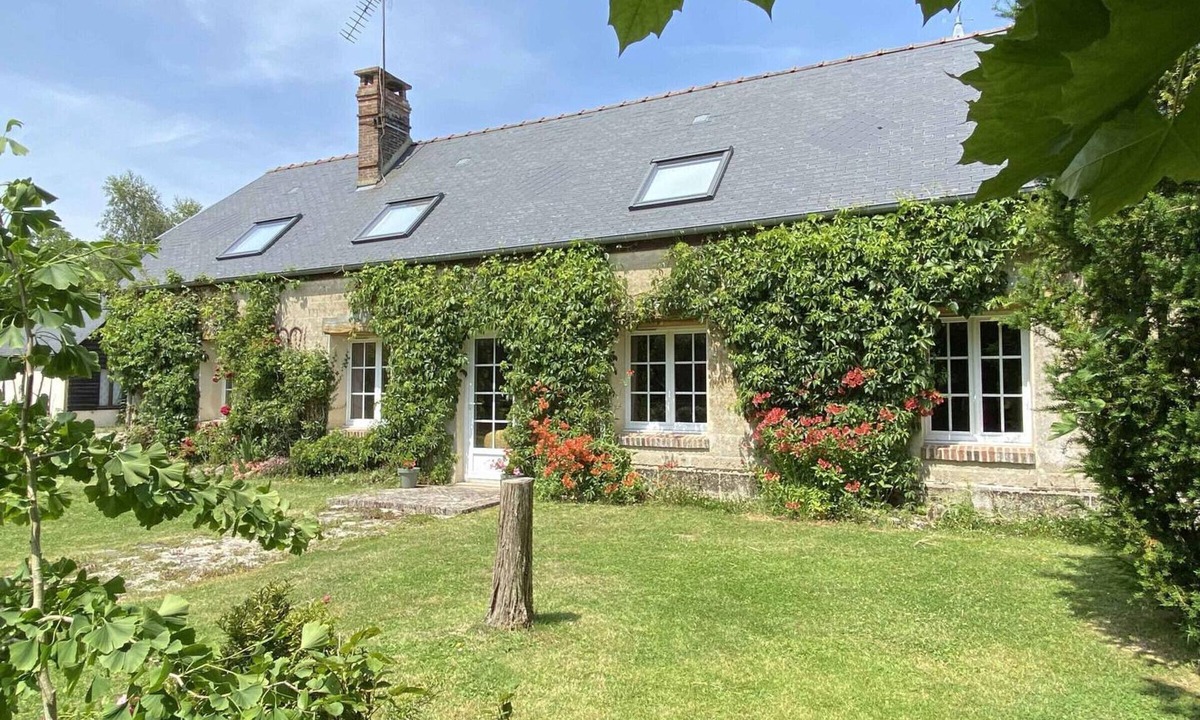 Saint-Evroult-Notre-Dame-du-Bois Cottage | Spacious farmhouse with garden in Saint-Evroult, pets allowed on request