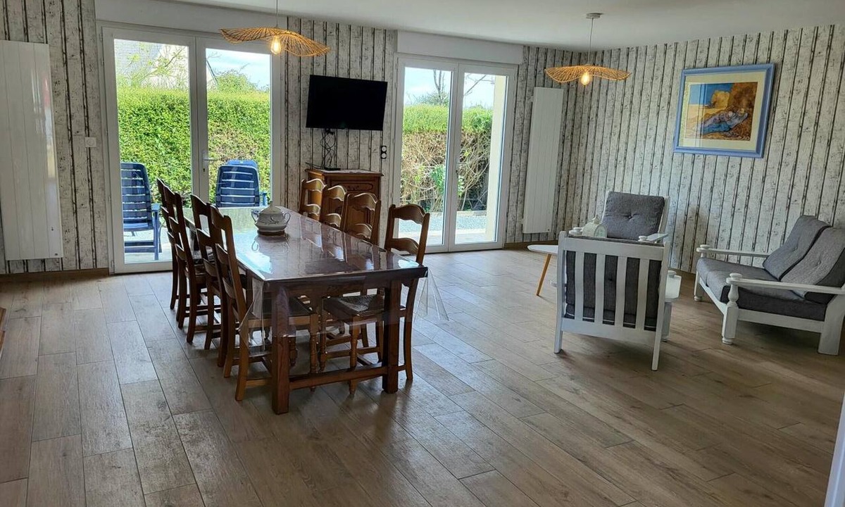 Lessay House | Gîte Cadet Rousselle: private terrace, private garden & Wi-Fi in Lessay