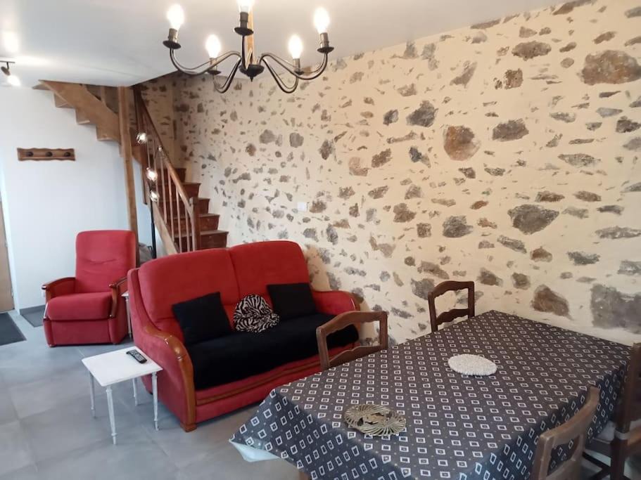 Saint-Leonard-des-Bois House | Gîte entier plein centre de St Léo, 2 ch, 4 pers