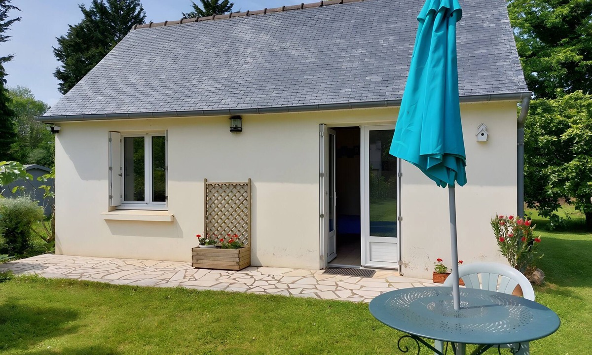 Plourhan House | Gîte Ker Allio: private terrace, shared garden & Wi-Fi in Plourhan