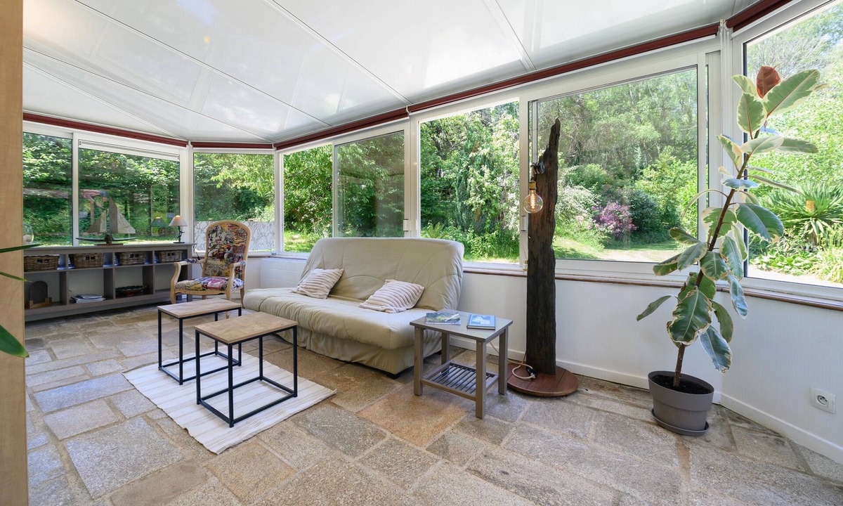 Plumelin House | Gîte “Le Logis de la Dame du Lac” with Private Terrace, Garden, and Wi-Fi