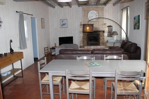 Betz-le-Chateau House | Gîte LES DOUCESHEURES 3 chambres 8pers