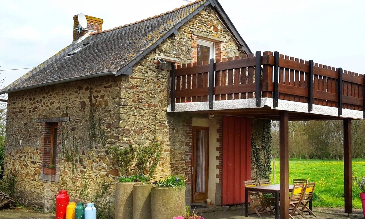 Cuille House | Gemütliches Steinhaus mit toller Sonnenterrasse inmitten von Feldern und Wiesen by Interhome