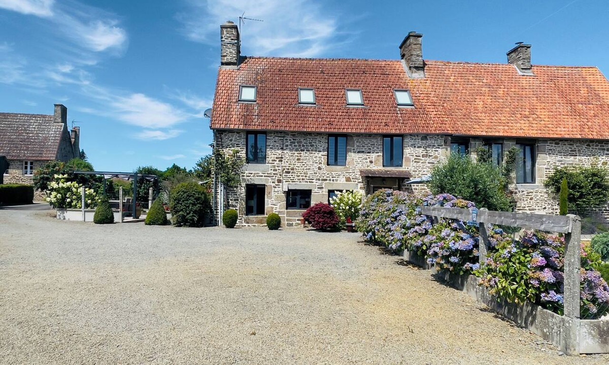 Tinchebray-Bocage House | Gite de frênes located in a pretty village