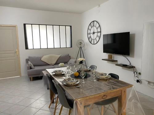 Villaines-la-Gonais Apartment | Gite du Trefoux logement le Villainois