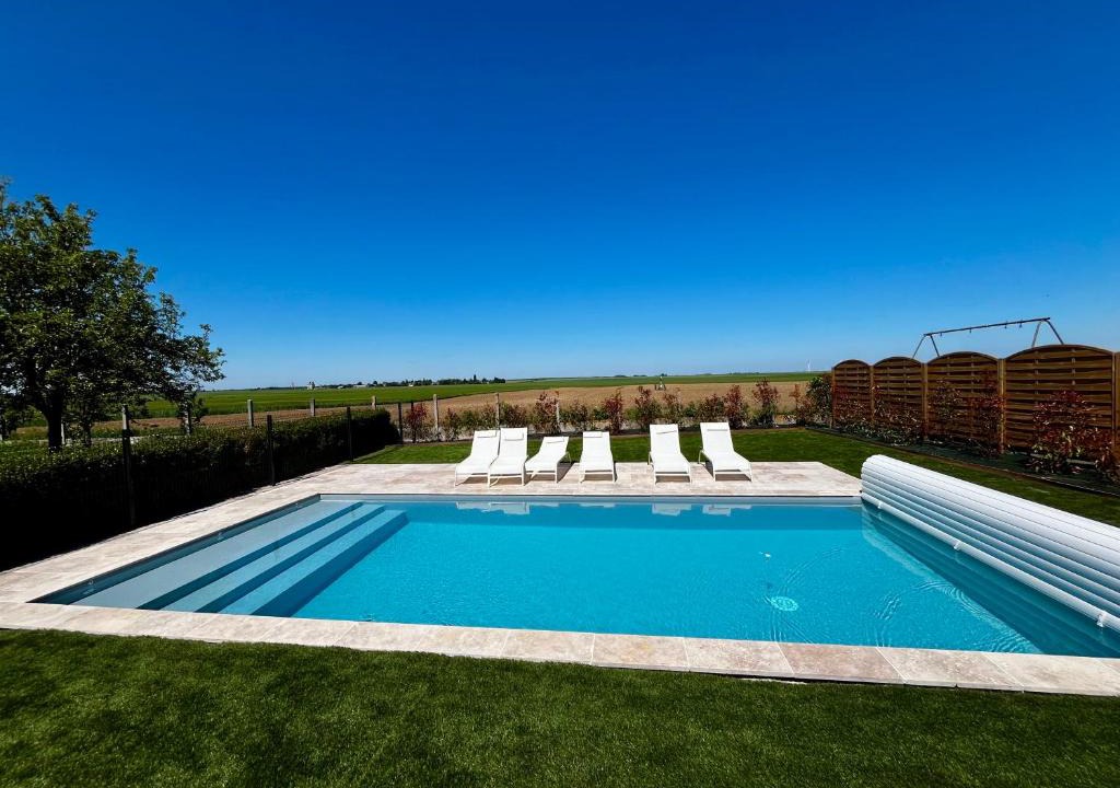 Cravant House | Grand gîte avec piscine chauffée & Sauna proche Loire & Chambord