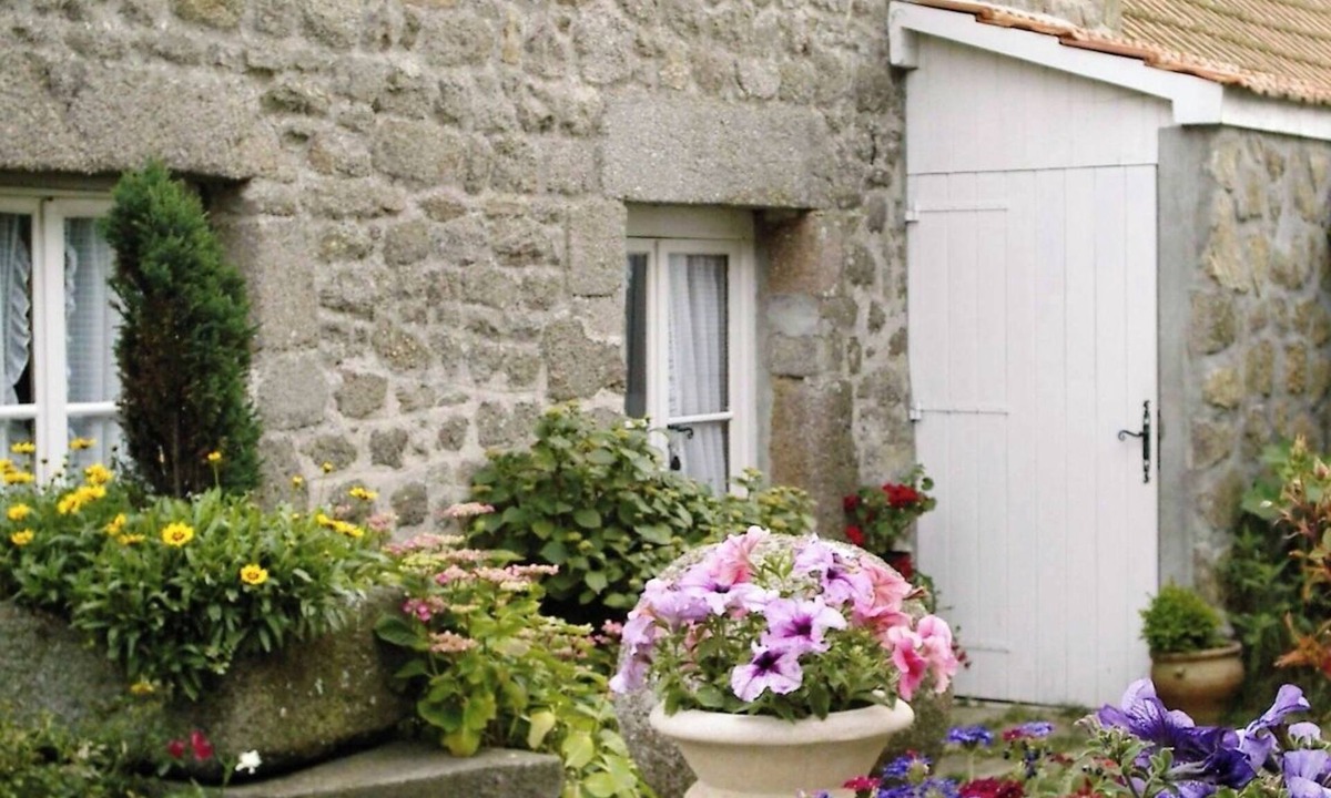 Montfarville Villa | Granite house nestled in a small hamlet between land and sea (1 km)