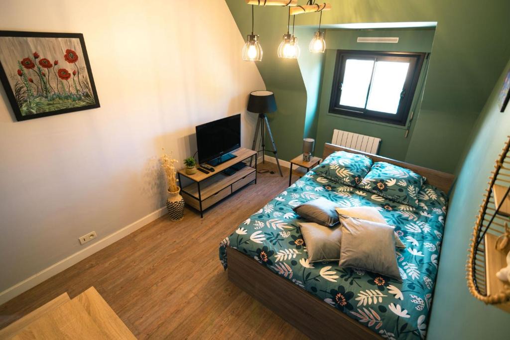 Louviers Apartment | Green cosy