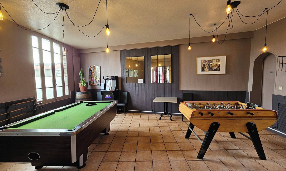 Fontaine-Simon House | Group gîte 2 hours Paris : Bar, pool table, arcade, table football, dance floor