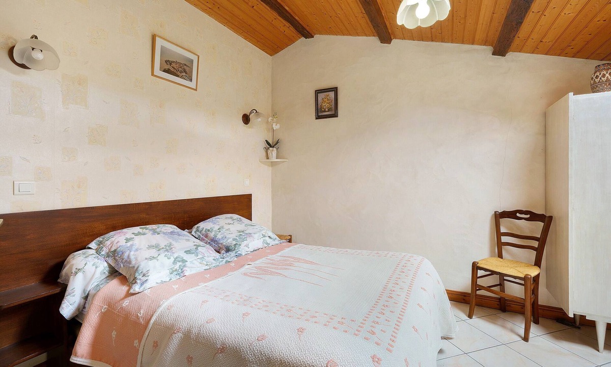 Semussac Bed & Breakfast | Guest Room “Iris” with Shared Terrace and Private Garden