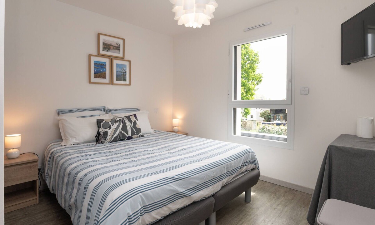 Arradon Bed & Breakfast | Guest Room “Les Reflets du Golfe” with Shared Garden and Wi-Fi