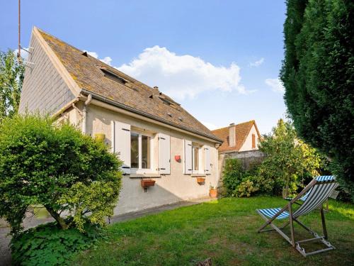 Isigny-sur-Mer House | Harbor Haven in Isigny-sur-Mer