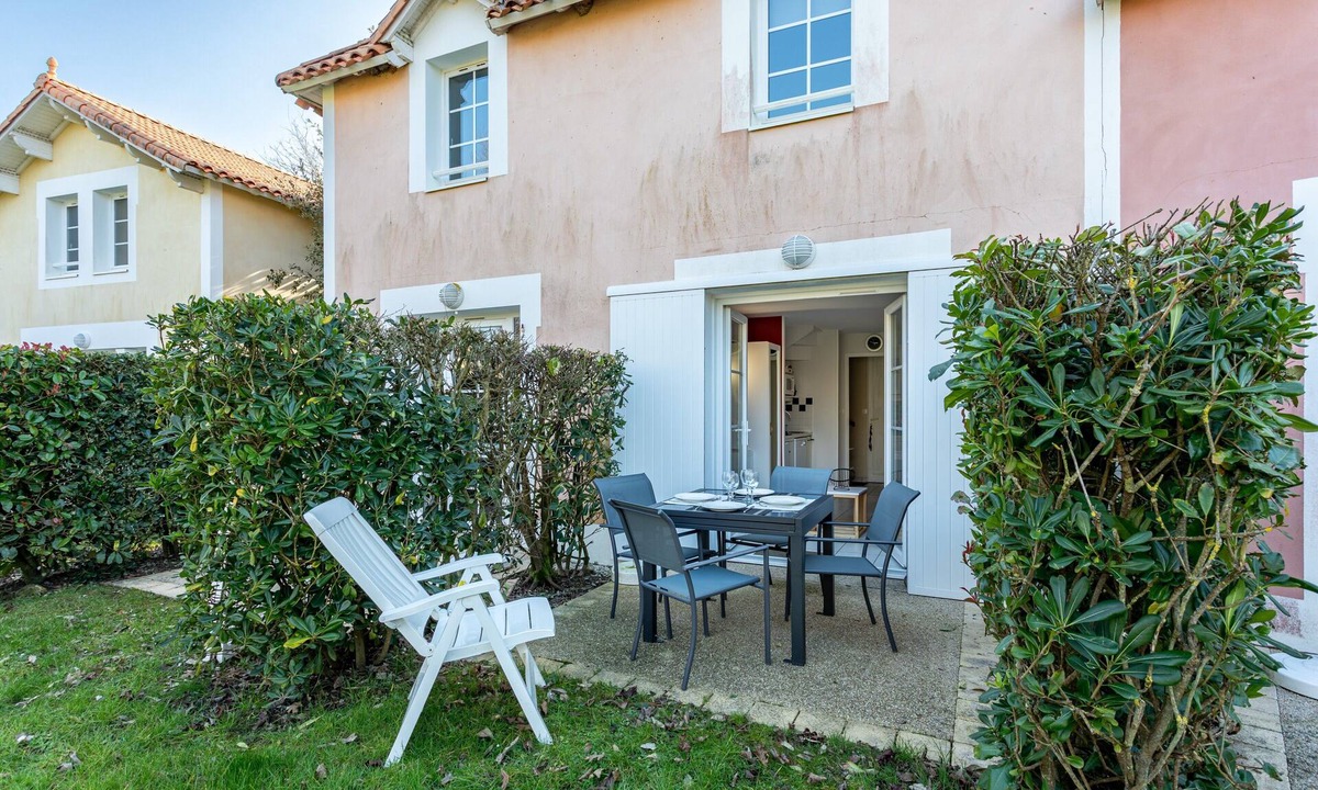 Bourgenay House | Holiday Home 'Cosy Sur Le Golf' with Shared Pool and Private Terrace