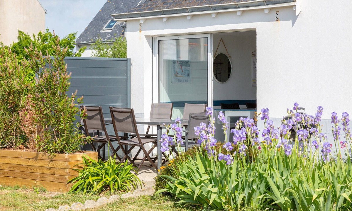 Plomeur House | Holiday Home 'L'escale bleue' with Shared Terrace, Private Garden & Wi-Fi