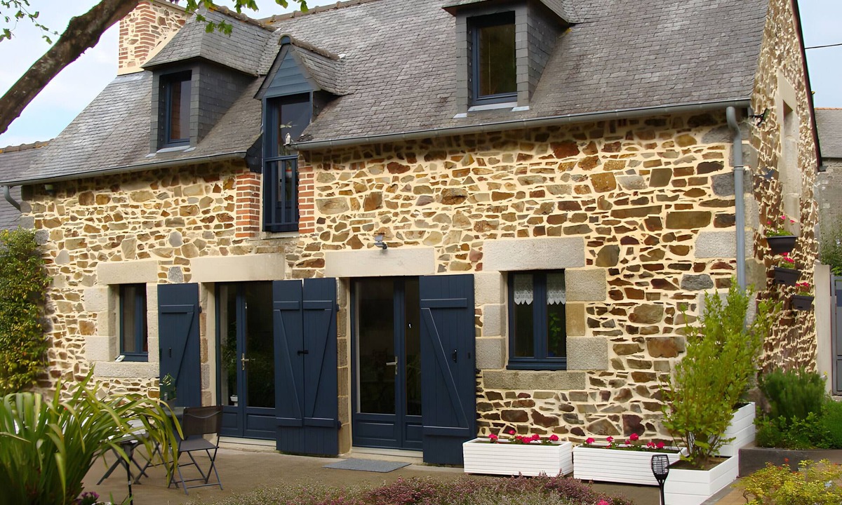Lantic House | Holiday Home “Les Volets Bleus Binic” with Private Terrace, Garden and Wi-Fi