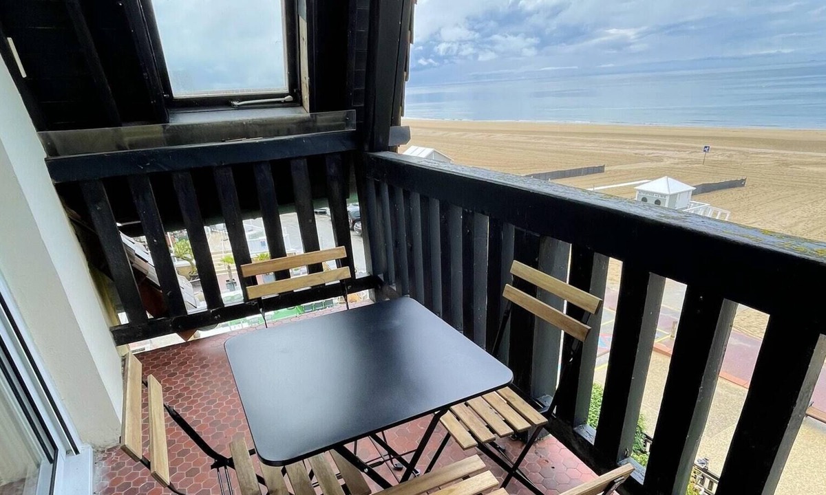 Benerville-sur-Mer Apartment | Homerez - 10 m away from the beach! Appartement for 5 ppl. at Benerville-sur-Mer