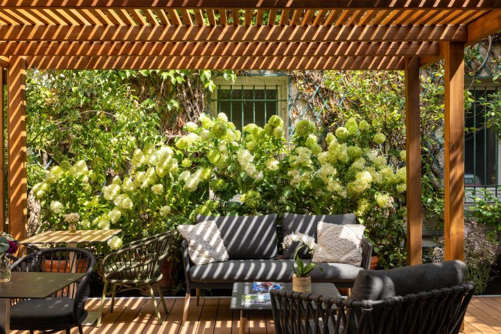 Hopital Saint-Louis Hotel | Hotel Paris Louis Blanc