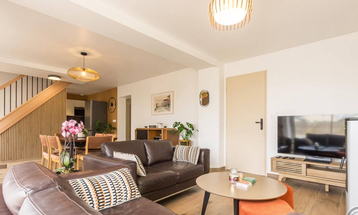 Saint-Hilaire-du-Harcouet Cottage | House with pets & parking - 6 guests