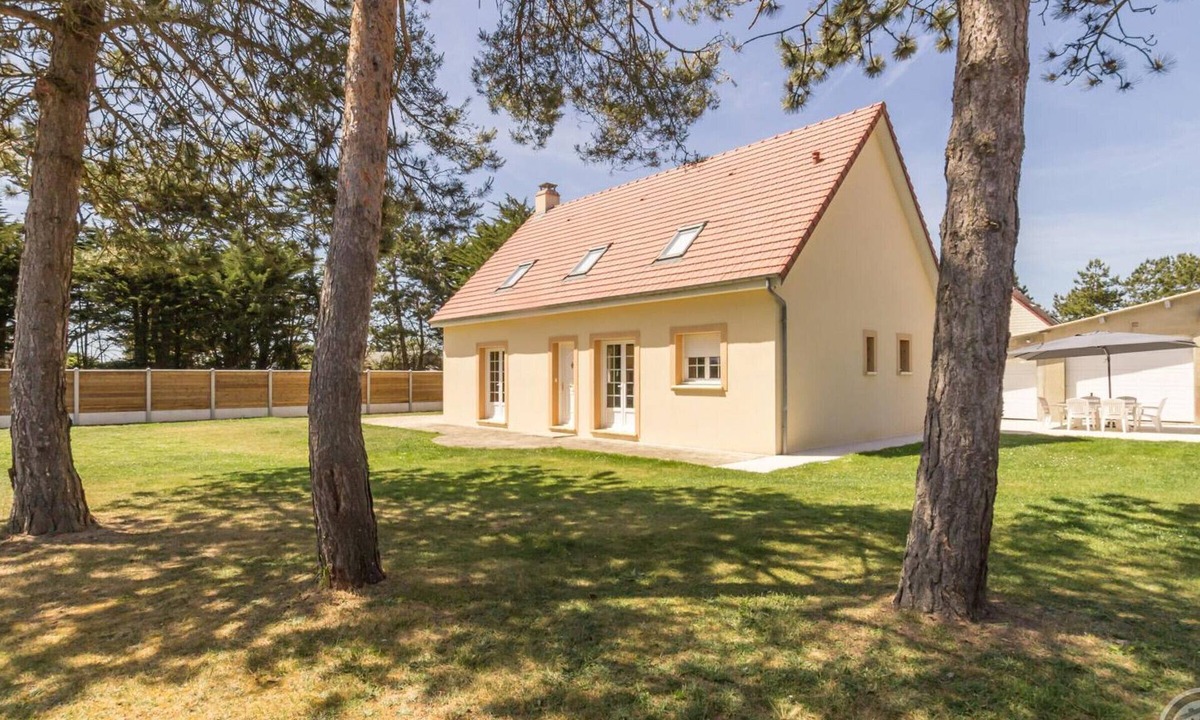 Bretteville-sur-Ay Cottage | House near beach, pets welcome, parking - 6 guests
